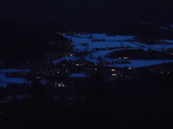 Nachtaufnahme beleuchtete Stadt im Winter